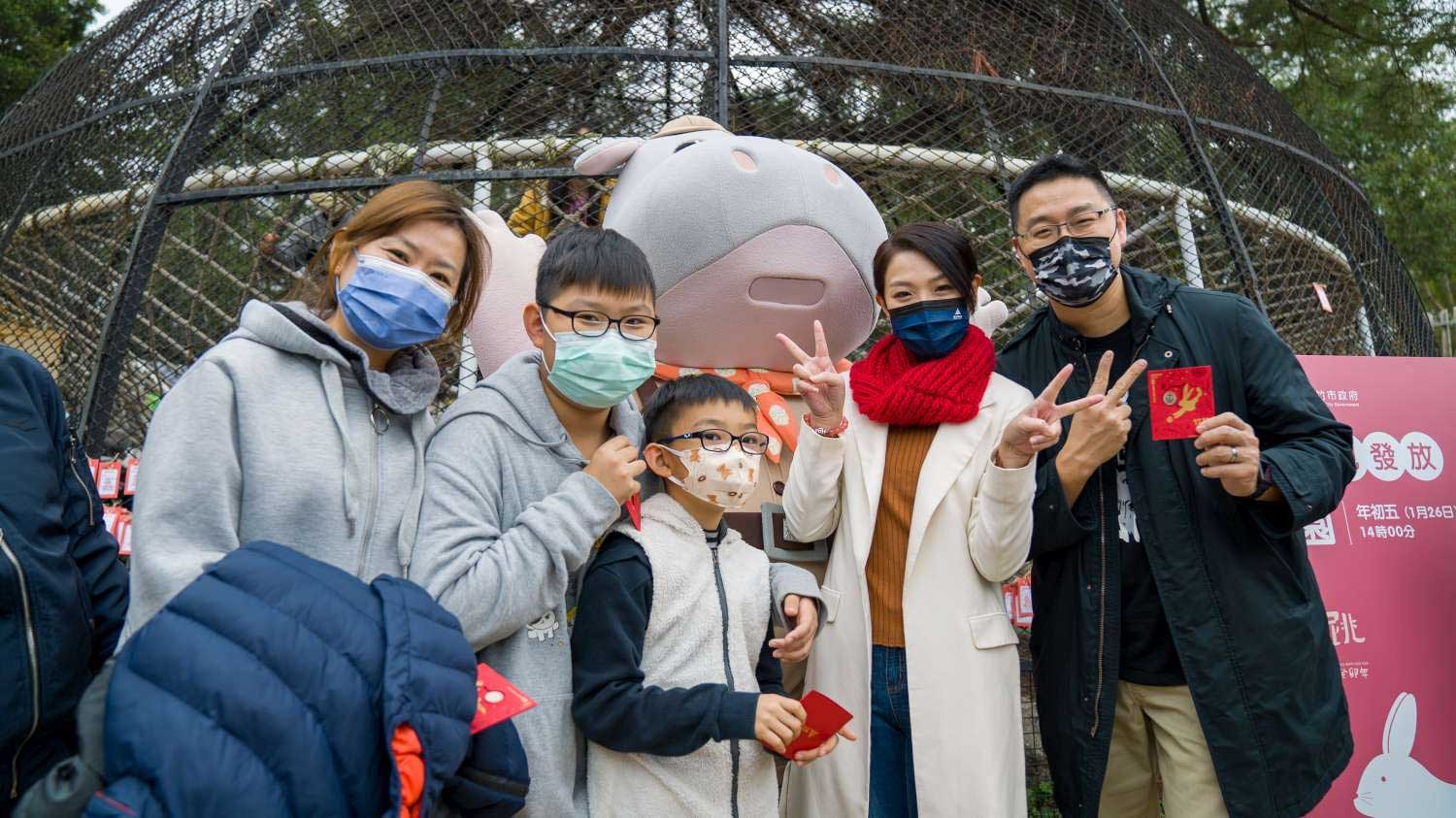 高虹安市長走訪動物園、波光市集、巨城　發送兔年開運小紅包